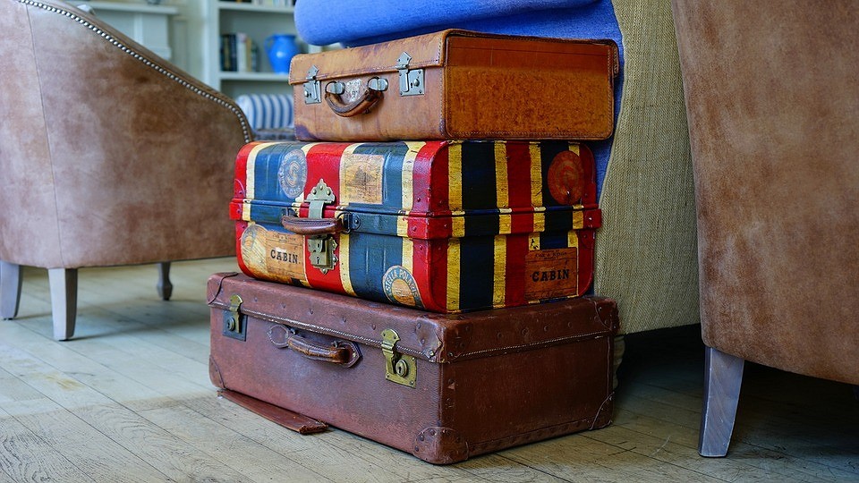 8 практичных идей применения в интерьере старого чемодана
